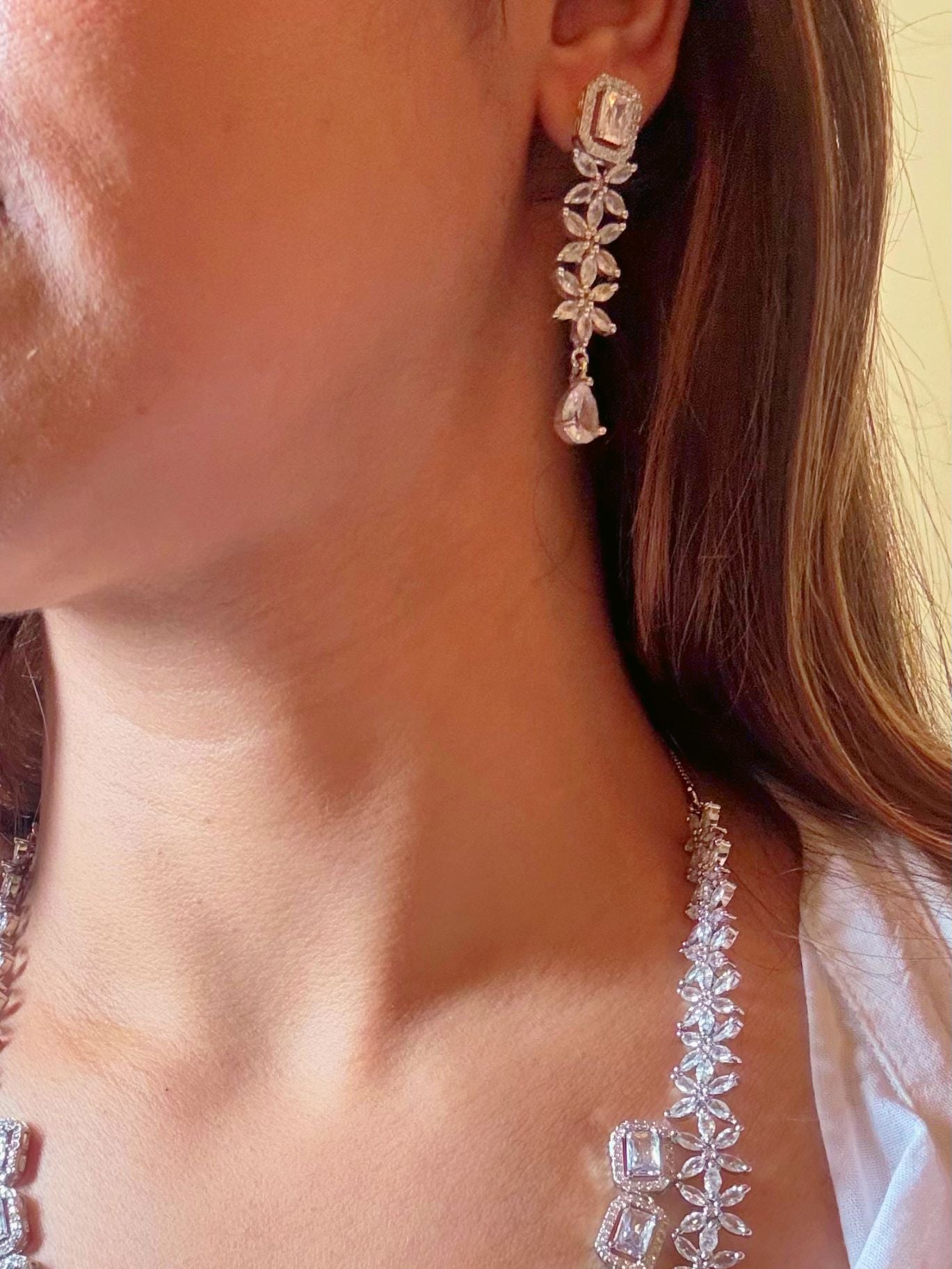 Shop Diamond Look bridal AD Necklace in India. Explore elegant bridal AD jewellery online. Shop premium bridal jewellery sets in Zircon, AD, Kundan, Victorian Diamond. Collection best suited for Indian weddings, parties and special occasions. Choose AD Necklace In White stone for sarees, lehengas and coats. -side2