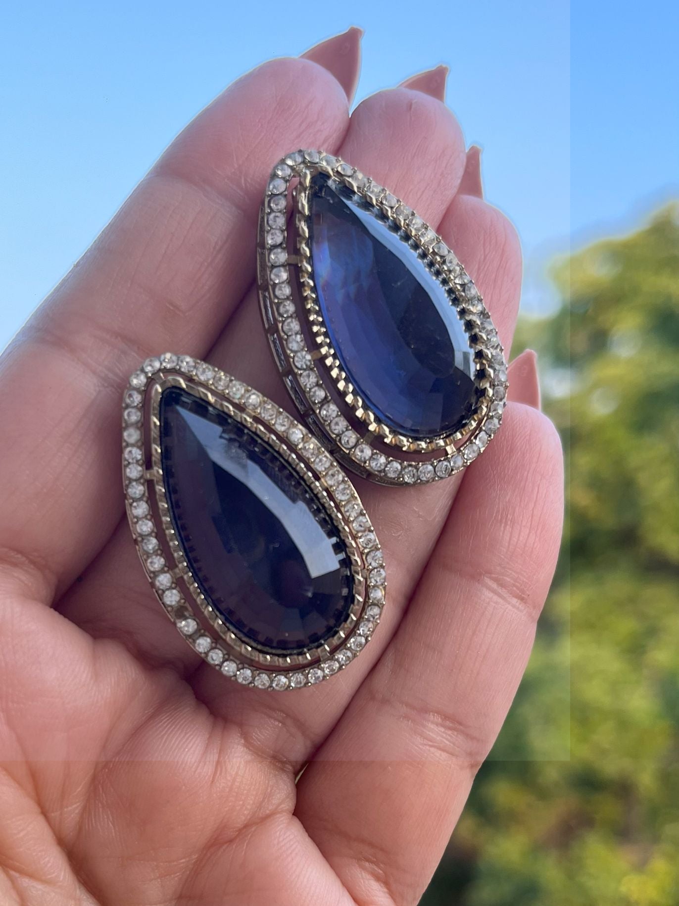 Shop Aarvi Big Glass Stone Stud Earrings In Blue online in India. Shop from an exclusive range of CZ jewellery, gold plated, silver, mehendi polish earrings. 