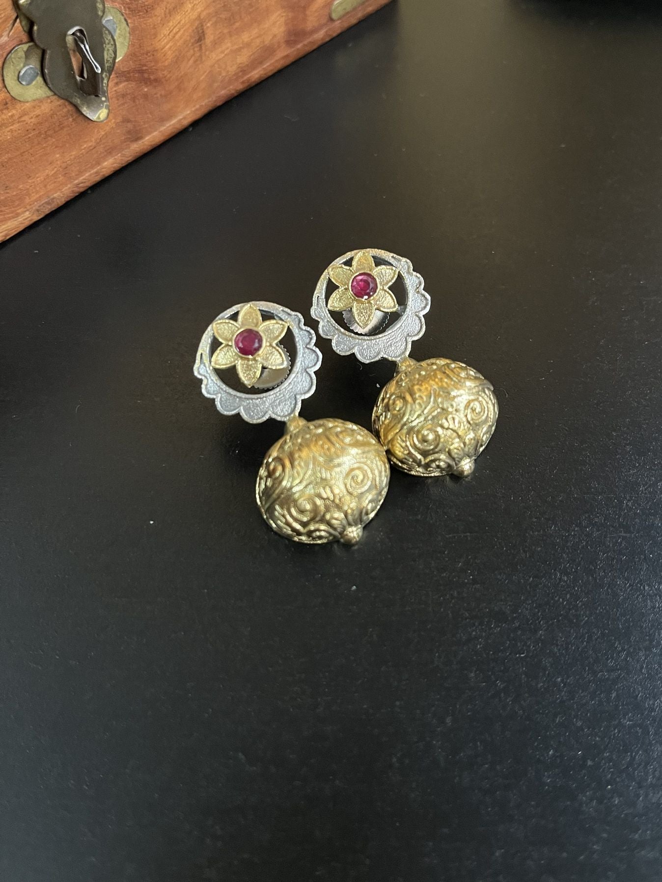 ER25A171 Brass Gumbad Antique Polish Two Tone Earrings In Red