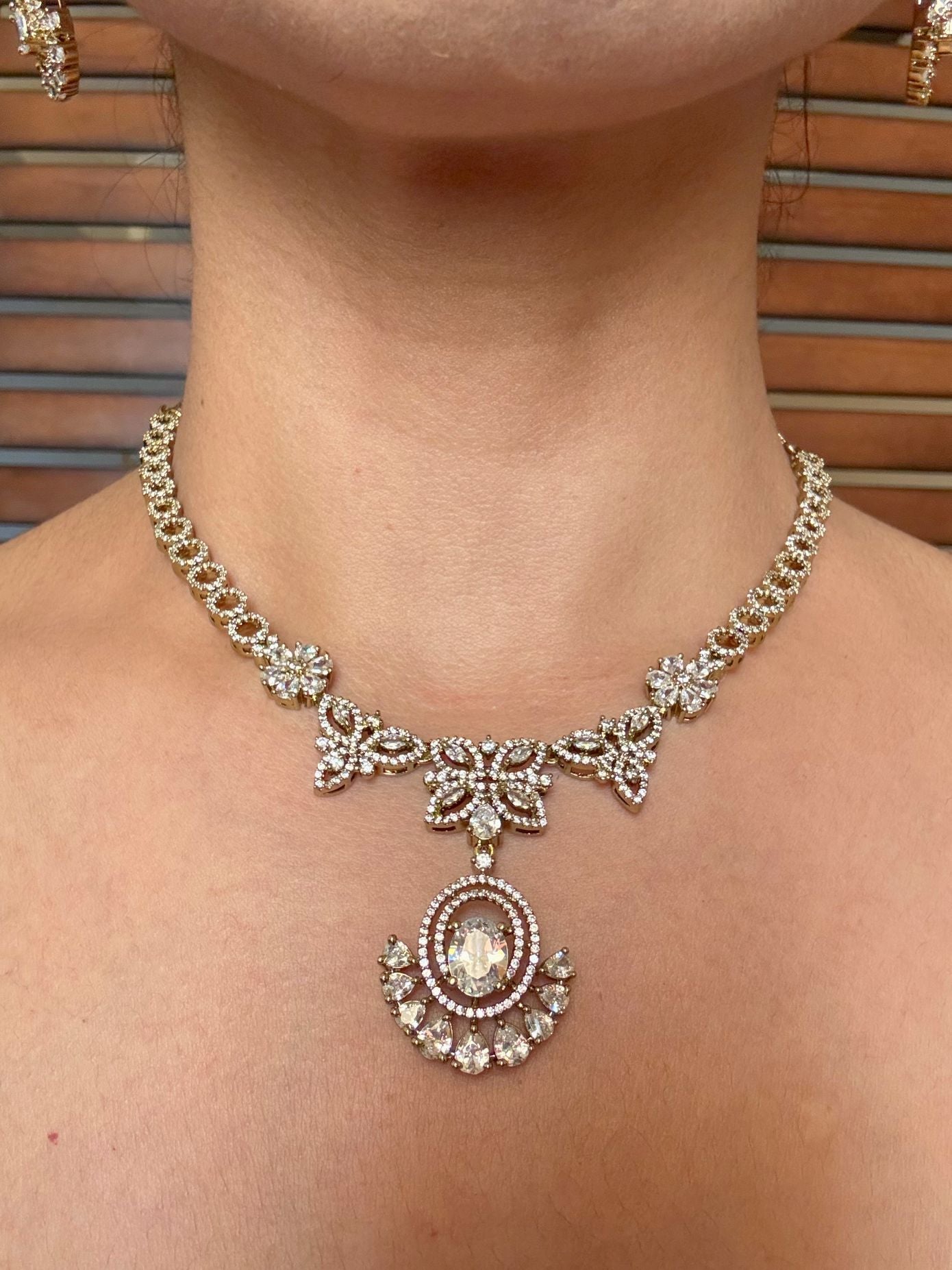 Buy Albeli Delicate Look Pendant Style Antique AD Necklace In White online in India. Shop from an exclusive range of jewellery, AD necklace, Kundan necklace for weddings. -front