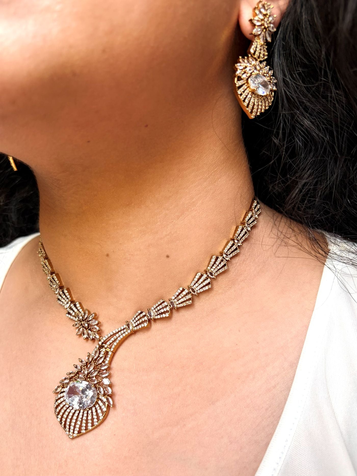 NL26A002 White Bloom Radiance Statement Necklace With Tikka